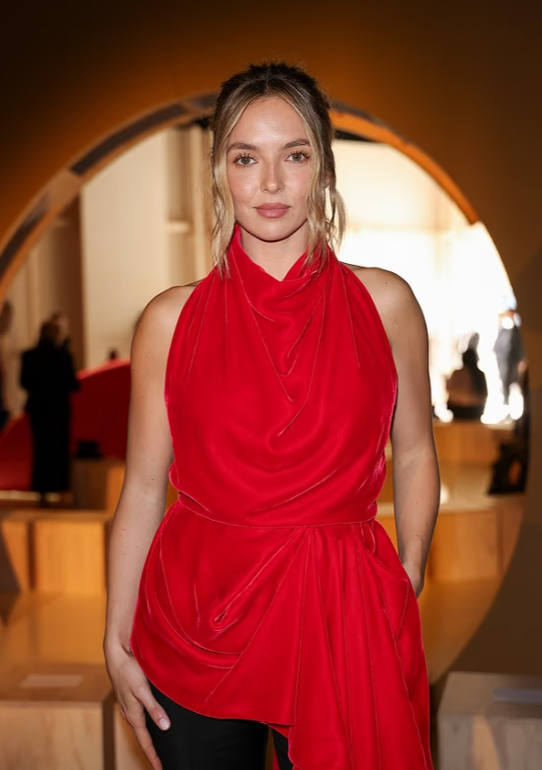 Jodie Comer mahnit në të kuqe, shfaqet krah Eddie Redmayne dhe bashkëshortes së tij në Paris