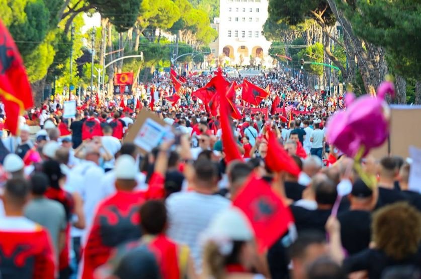 “Nuk ka ku shkon më keq”, Rexhep Shahu analizon protestat dhe krizën politike