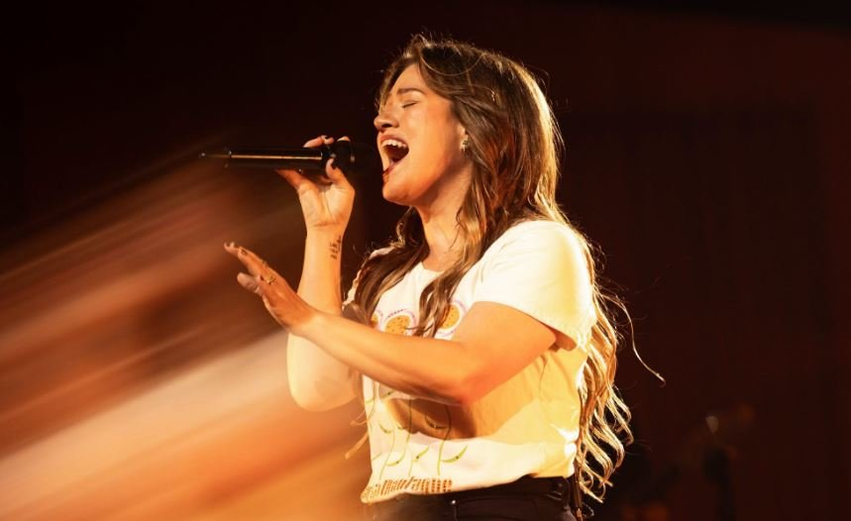 kelly-clarkson-mbron-perdorimin-e-inteligjences-artificiale-ne-muzike-kengetarja-e-dua-jam-e-fiksuar-pas-saj