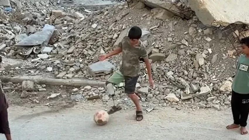 humbi-kemben-ne-sulm-13-vjecari-nga-palestina-vazhdon-te-luaje-futboll-me-proteze