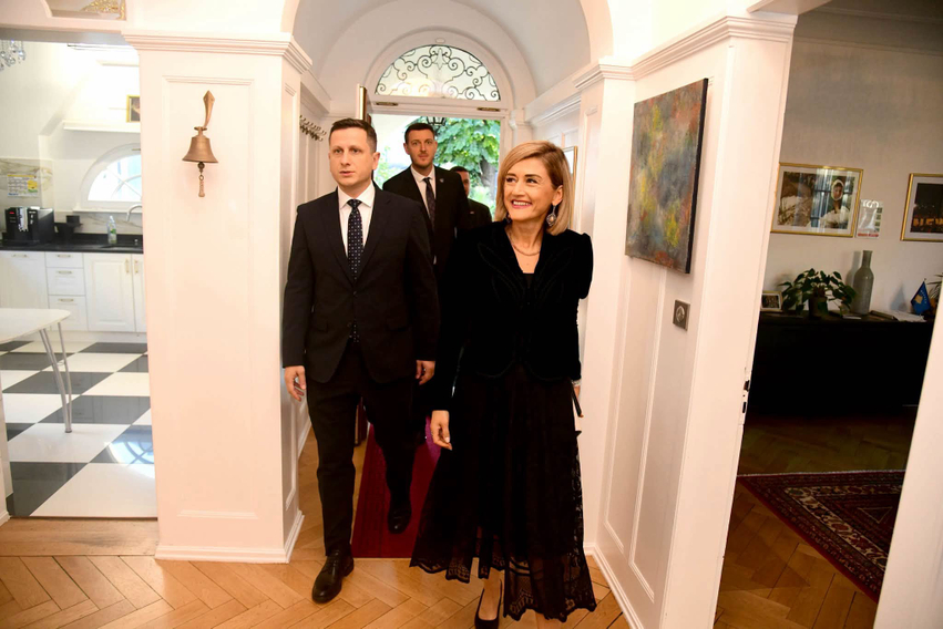Kusari Lila viziton Ambasadën e Kosovës në Strasburg  Shteti ynë tashmë ka shtëpinë e vet në pronësi 