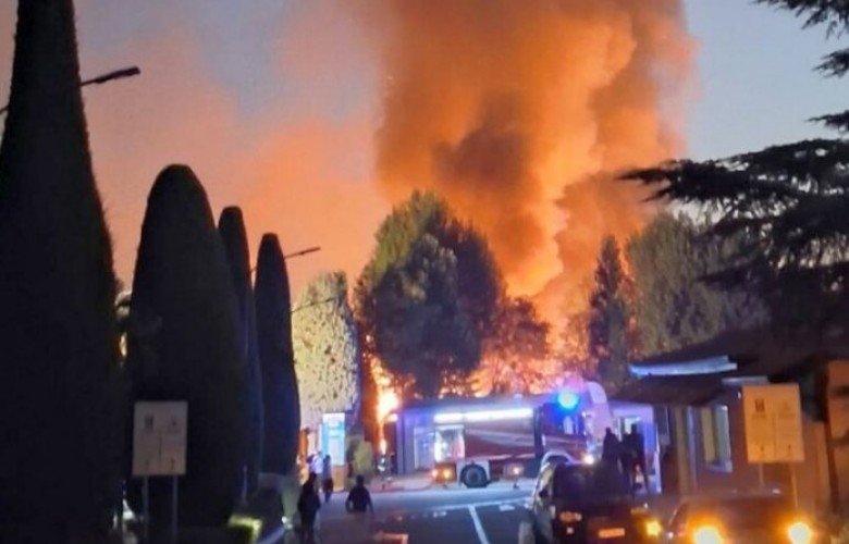 Flakët përfshijnë 20 shtëpiza në kampingun “Bella Italia”, 24 persona të lënduar