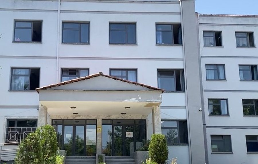6 fëmijë përfundojnë në Pediatri, dyshohet helmim nga ushqimi
