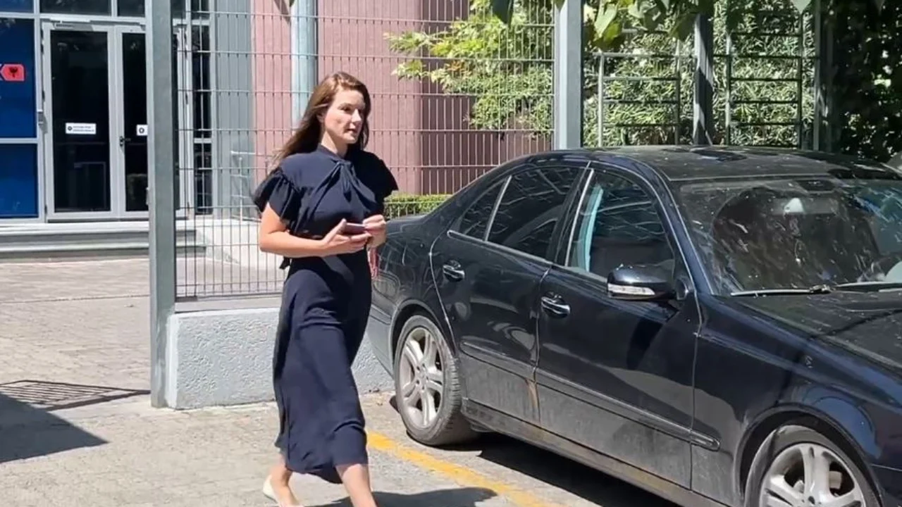 Gjyqi për Ajola Xoxën, caktohet data në Kushtetuese për bashkëshorten e kryebashkiakut të Tiranës