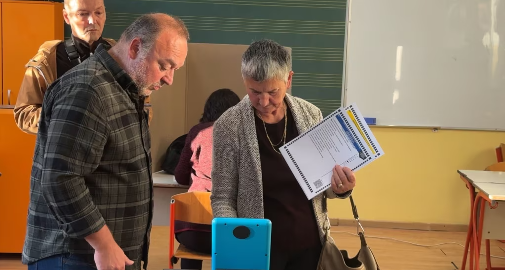 Boshnjakët votojnë në zgjedhjet që përballin forcat pro-perëndimore me ato nacionaliste
