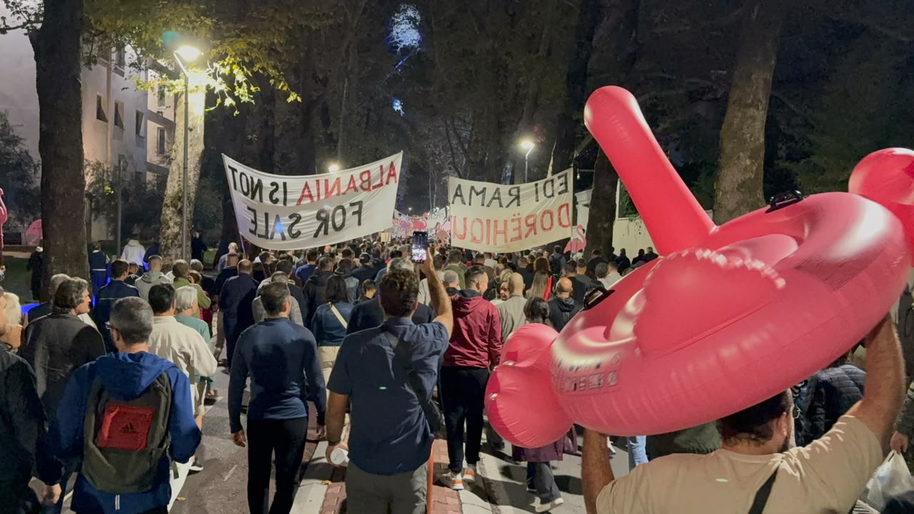 “Nesër më shumë!”- Përfundon protesta e 127-të antiqeveritare, qytetarët mbyllin marshimin te Kryeministria