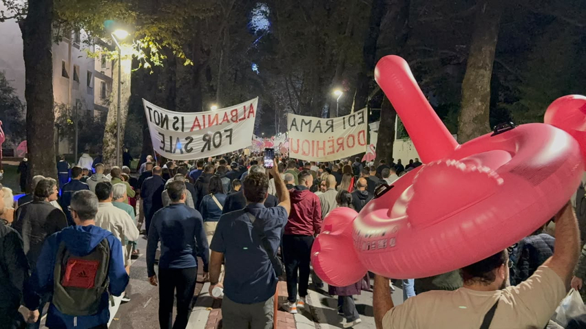  Nesër më shumë    Përfundon protesta e 127 të antiqeveritare  qytetarët mbyllin marshimin te Kryeministria