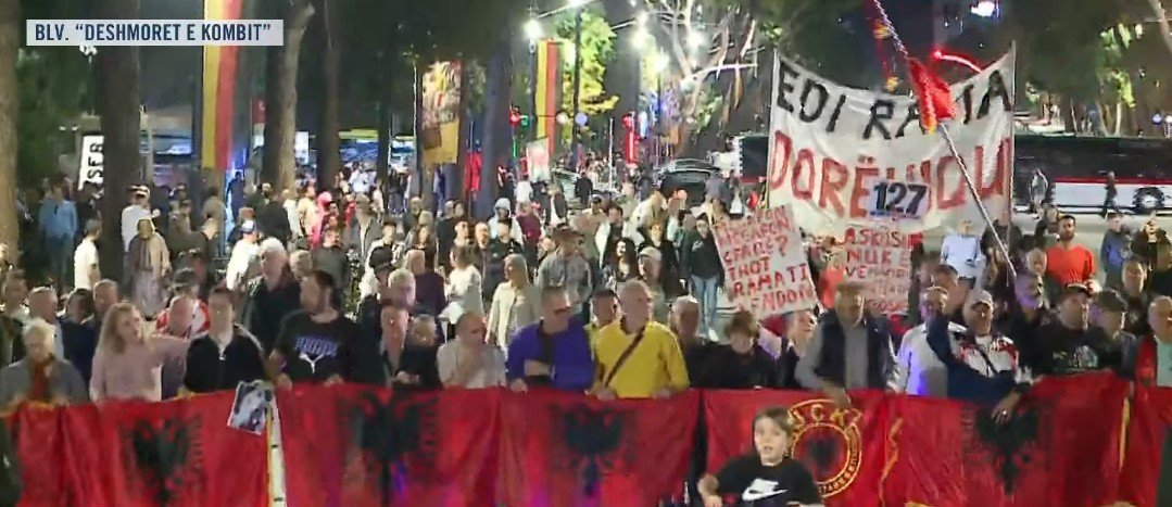 “Rama n’burg, Berisha n’burg!” – Protesta e 127-të kundër qeverisë, qytetarët marshojnë drejt kryeministrisë: Arrestoni Ballukun!