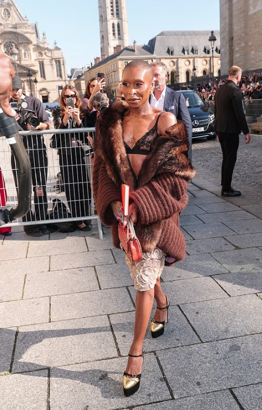 Cynthia Erivo mahnit në Paris – veshja e saj tërheq gjithë vëmendjen