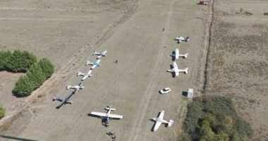 12 avionë sportivë në Gjirokastër/ Turistë nga disa shtete të rajonit vizituan qytetin e gurtë