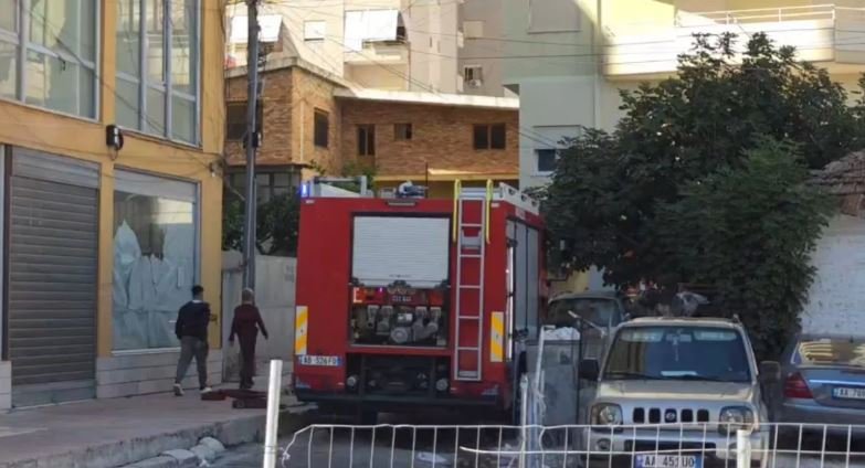 Zjarr në kabinën elektrike në Fier, pallati dhe zona përreth mbeten pa energji