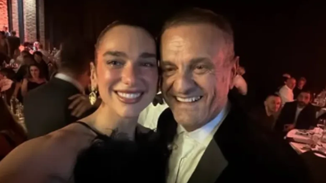 Sinan Vllasaliu publikon fotografi me Dua Lipën: Madhështia e saj na bën kombin madhështor