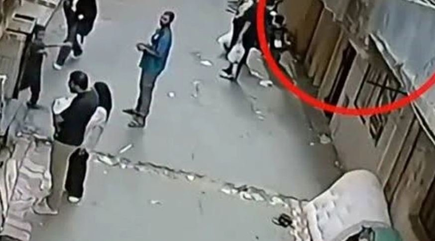Moment dramatik në Egjipt  pronari i dyqanit shpëton në sekondat e fundit një fëmijë