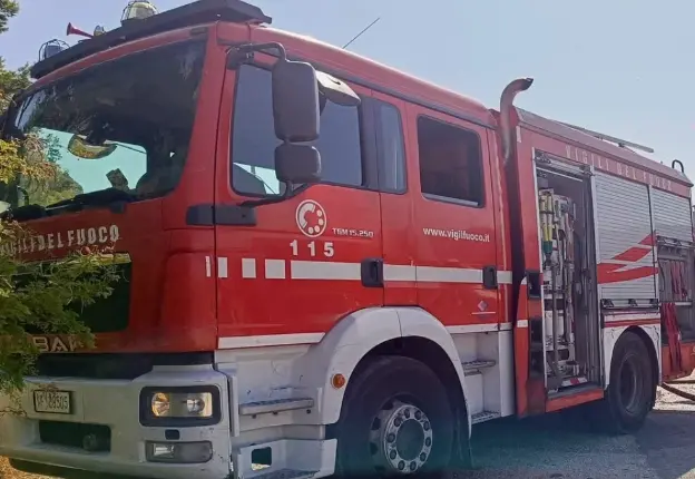 Zjarri përfshin një objekt, tri stalla dhe dy makina të korrjes në Lipjan