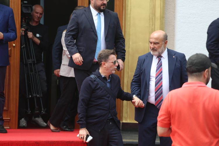 Dy deputetë të PS i thonë jo hartës së re territoriale, Braçe dhe Sinaj votuan kundër shkrirjes së 15 bashkive
