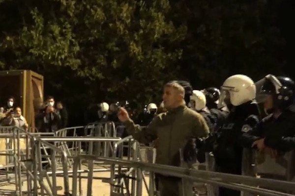 Komandanti i Policisë-protestuesve: Nuk tolerojmë njerëz me maska