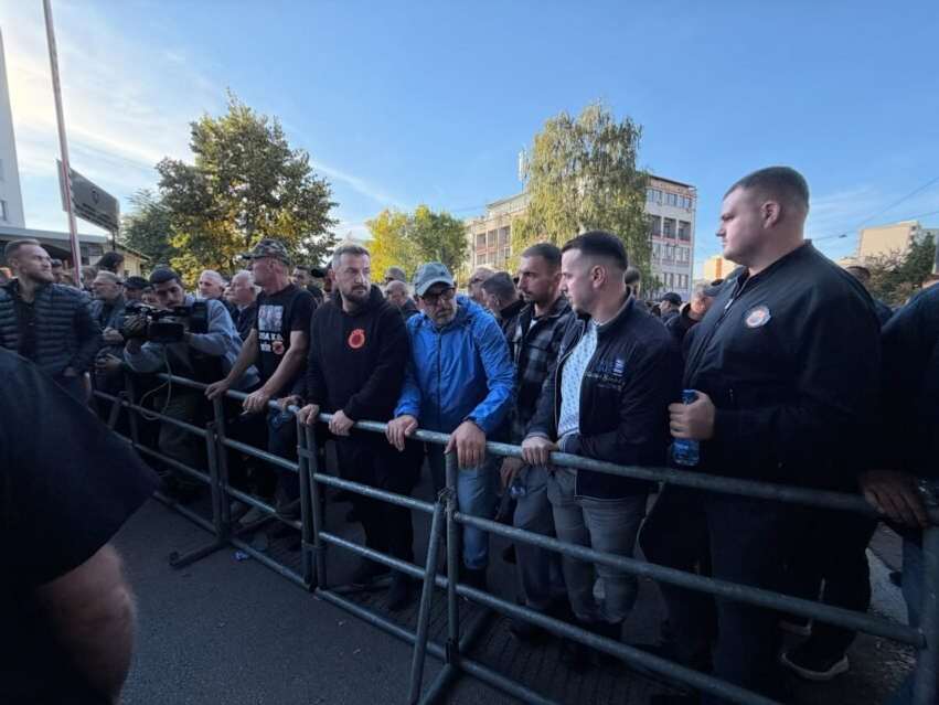 protestuesit-vendosin-rrethoja-te-hekurta-nuk-lejohet-asnje-deputet-te-largohet-nga-kuvendi