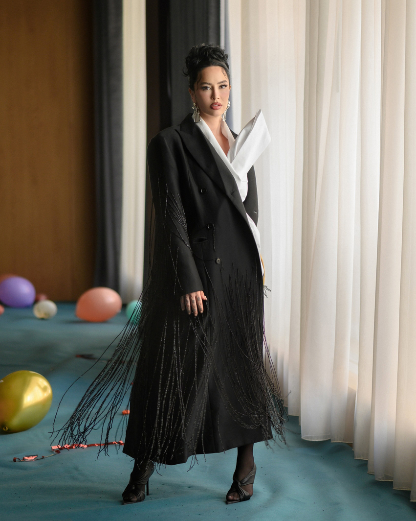Dafina Zeqiri mahnit me paraqitjen