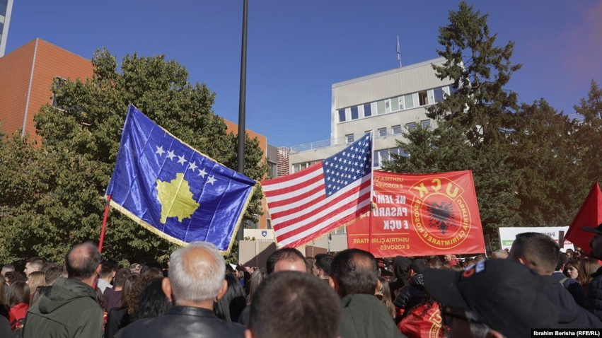 Protestuesit mbeten para Kuvendit pas votimit