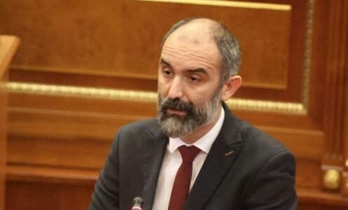 Abrashi pas protestës: “Shteti nuk mund të drejtohet me ultimatume”