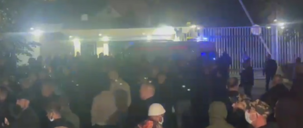 Autoambulanca arrin në Kuvend pas përdorimit të gazit lotsjellës nga Policia