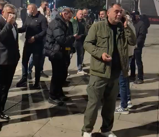 Daut Haradinaj s’e braktisë sheshin, bashkë me protestuesit 
