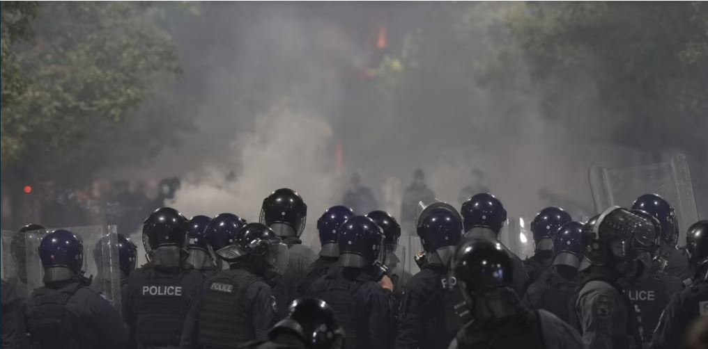 Policia: Gjashtë policë të lënduar, tre protestues të shoqëruar në stacion