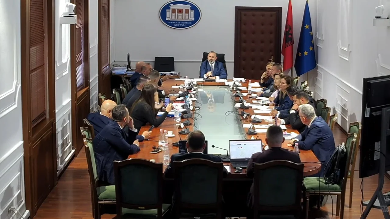 “Pesë demokratë të qelbur”/ Debat i ashpër te Ligjet: Të kesh turp se je edhe deputet Kuvendi, asnjëri s’më nxjerr përjashta