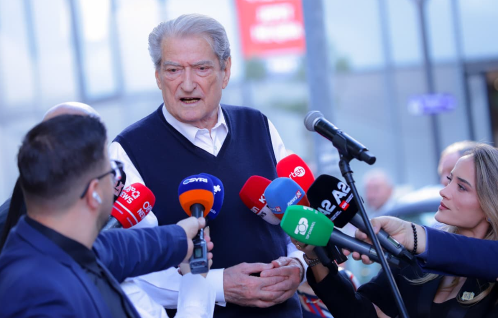 Berisha flet pas daljes nga SPAK: Kishin mbushur korridorin me dosje