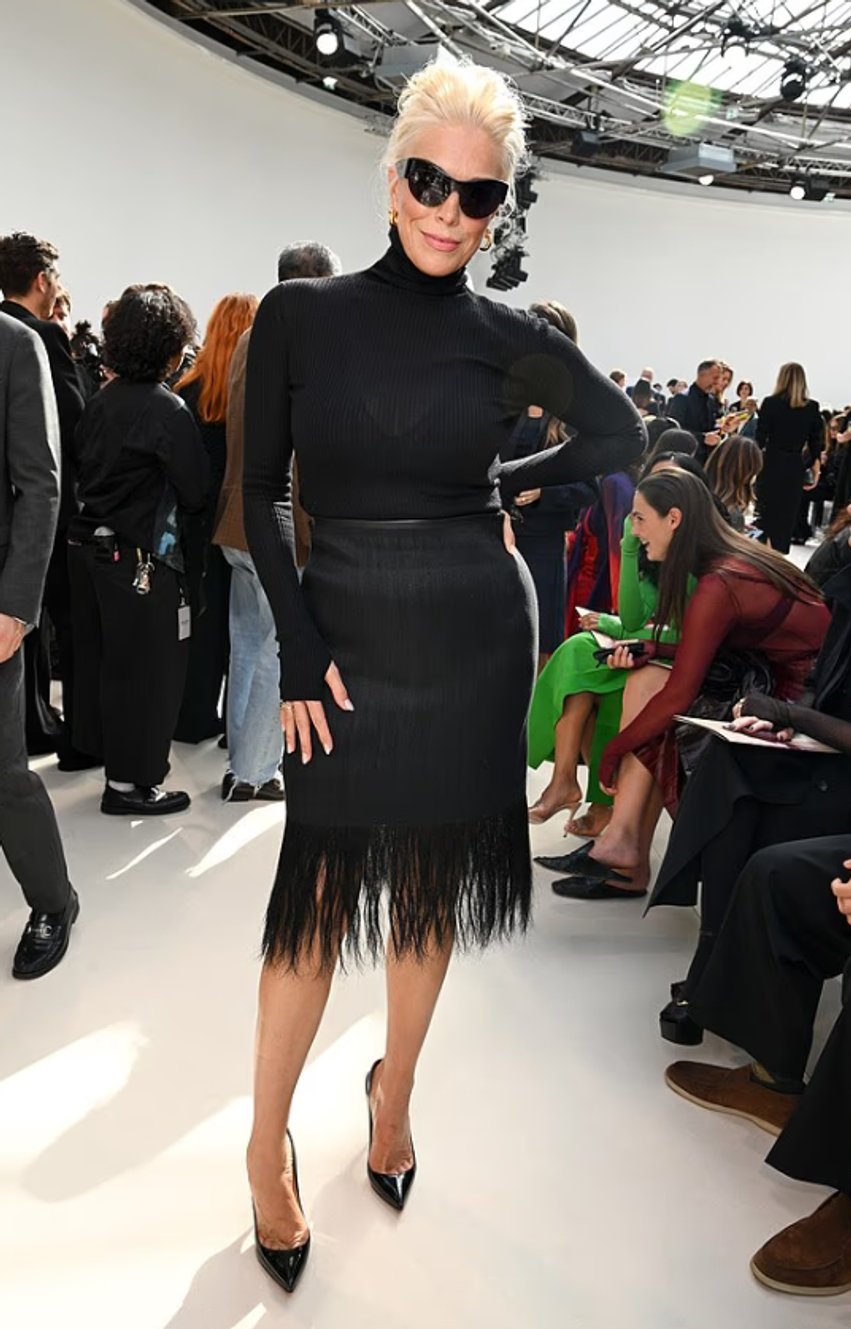 Hannah Waddingham mahnit në Paris Fashion Week  shfaqet me një stil dramatik