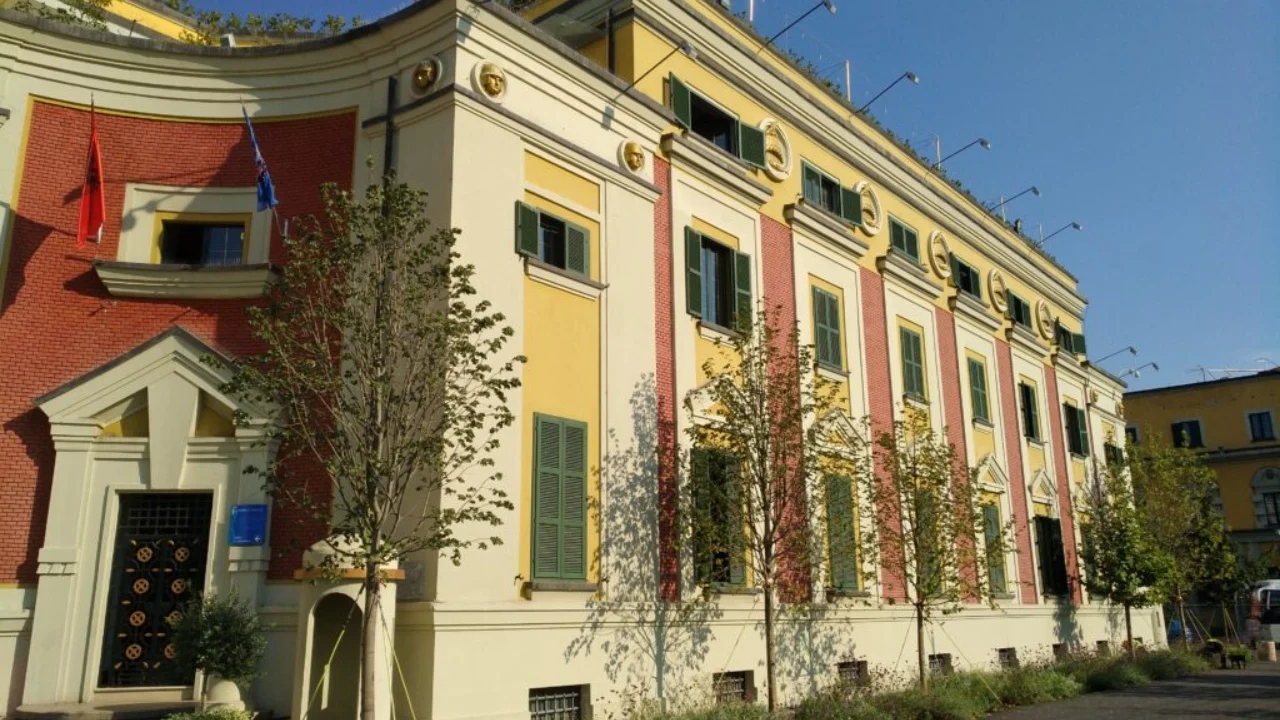 U larguan disa kohë më parë, dy nënkryetarët e Bashkisë së Tiranës rimarrin detyrën