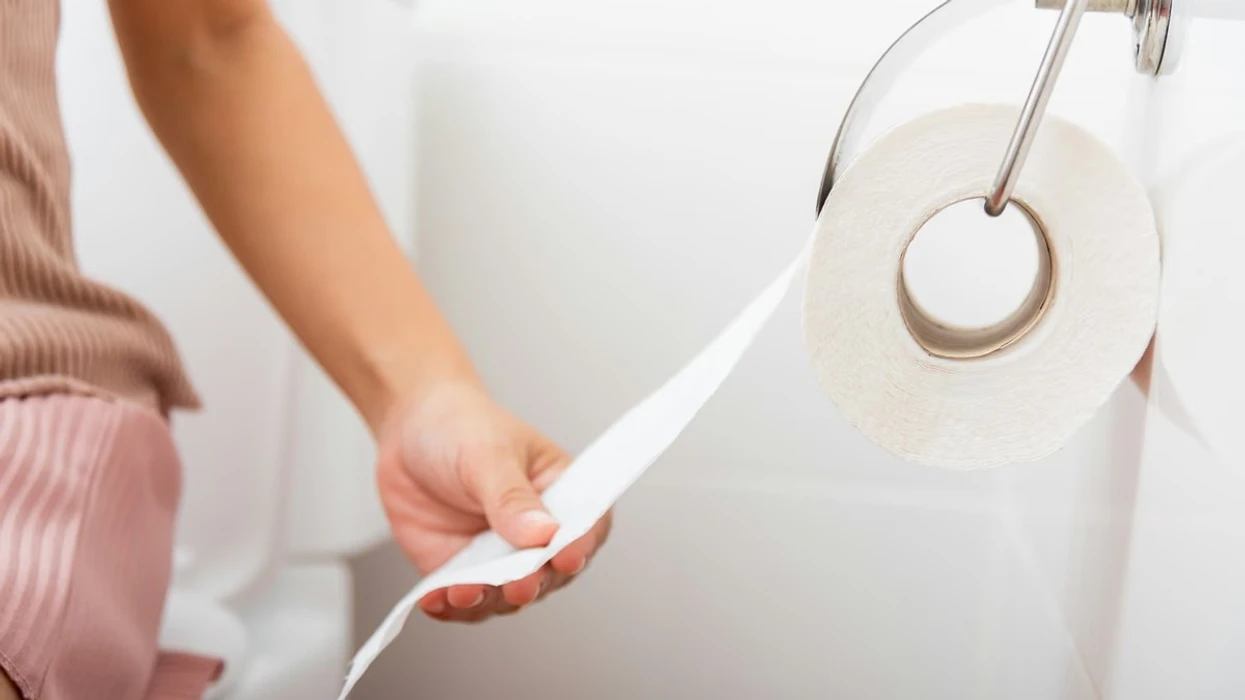 Një gastroenterolog zbulon katër zakone të tualetit që duhet t'i shmangni