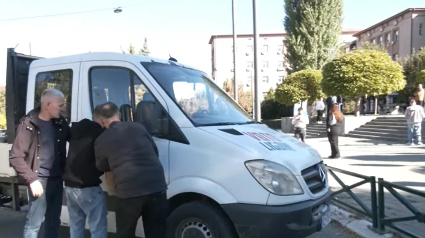 Tensione para Kuvendit për Specialen  protestuesit përplasen me Policinë   vendoset një kamion para hyrjes