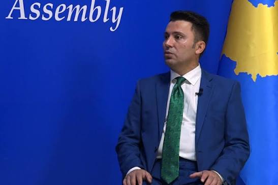 Adnan Rrustemi reagon pas protestës para Kuvendit