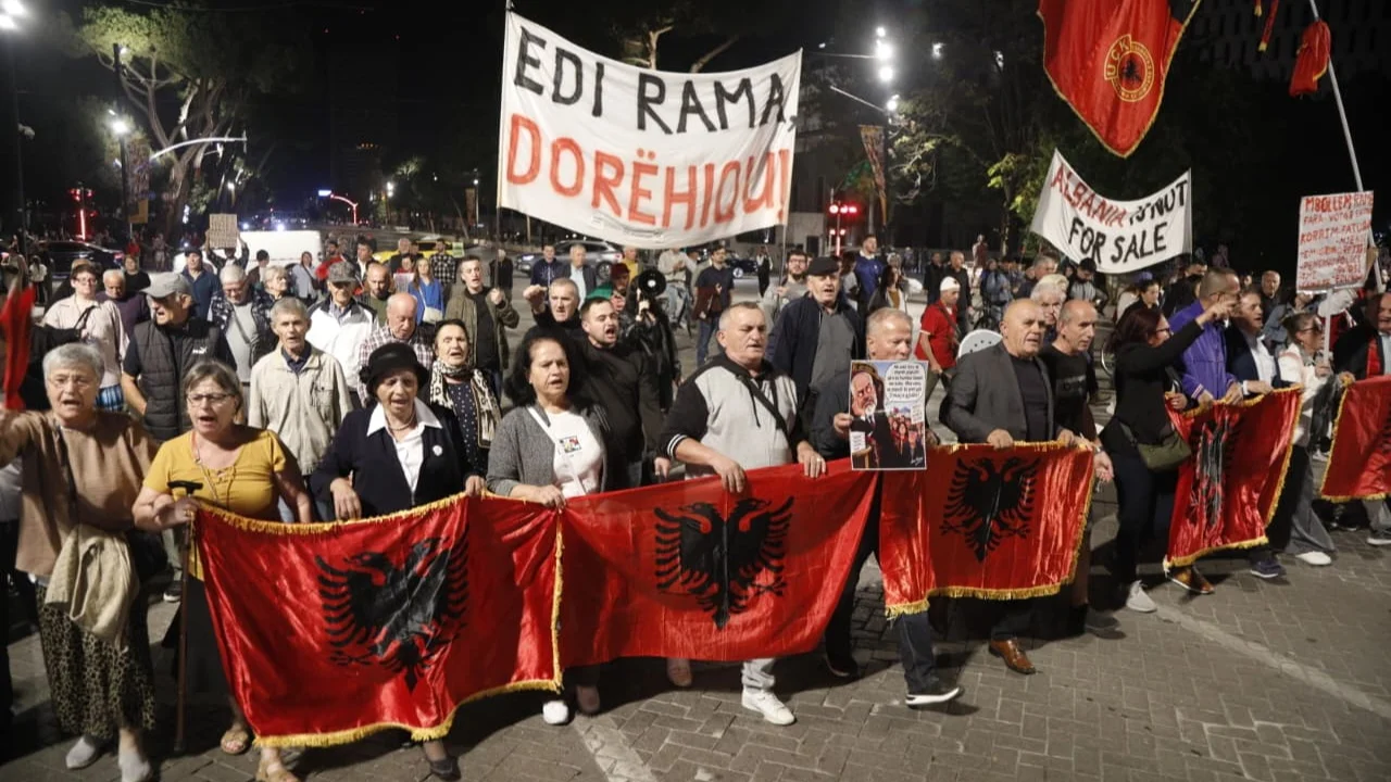 Dita e 128-të e tubimit në Tiranë, protestuesit mbajnë fjalime në bulevard pas grumbullimit para Kuvendit: Do vazhdojmë deri sa…
