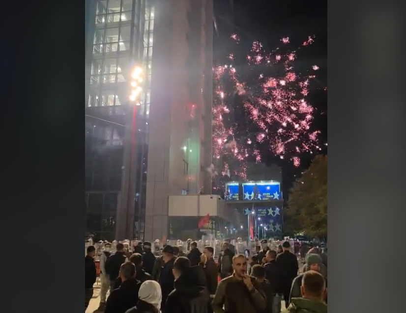 Protestuesit gjuajnë me mjetet piroteknike objektin e Qeverisë 