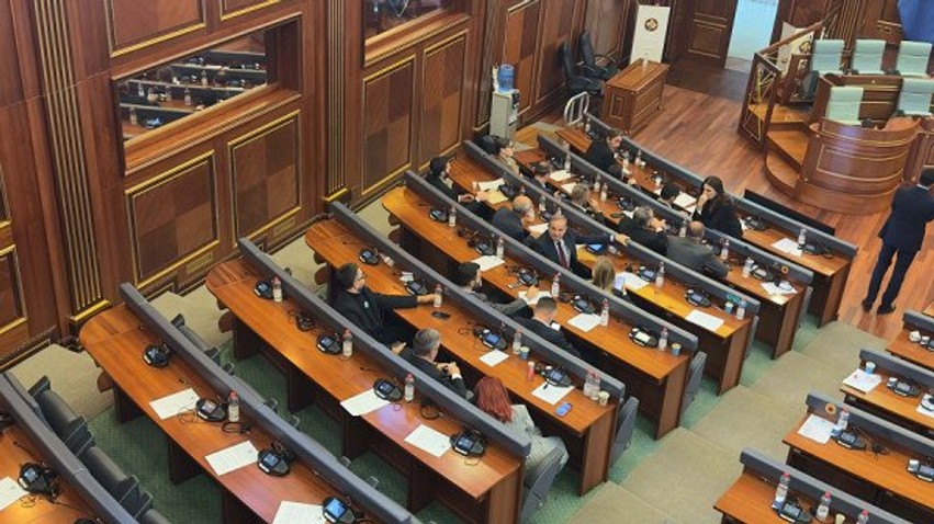 Përfundon seanca e jashtëzakonshme  deputetët e PDK së dhe Aleancës mbesin në sallë