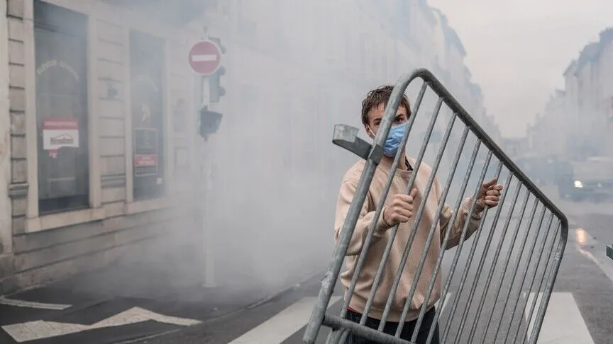 Protestat e studentëve vazhdojnë në të gjithë Francën, mbyllen deri në 500 shkolla