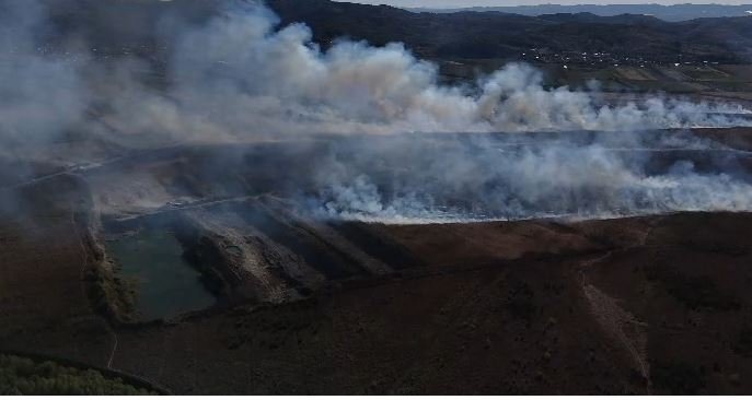 Dy vatra të fuqishme zjarri alarmojnë Peqinin, flakët përhapen me shpejtësi pranë aksit kombëtar