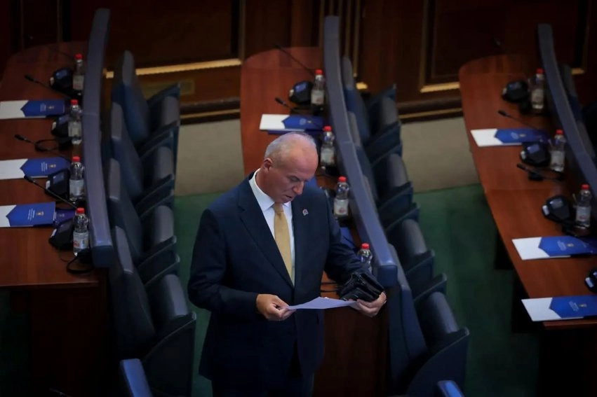 “Sot nuk është dita për prapakthim”, Qorrolli me mesazh për deputetët