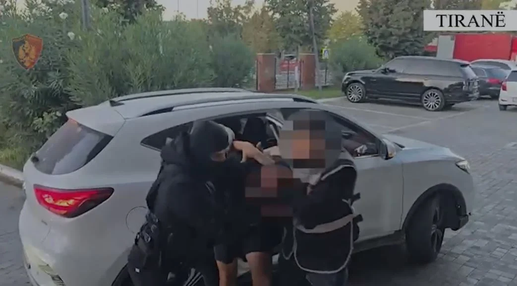 Vodhën 10 makina në Rinas dhe në Tiranë, arrestohen 3 persona
