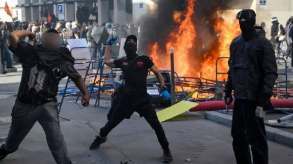 ​Protestuesit ndezin zjarre dhe përleshen me policinë, ndërsa demonstratat shkollore përhapen në të gjithë Francën