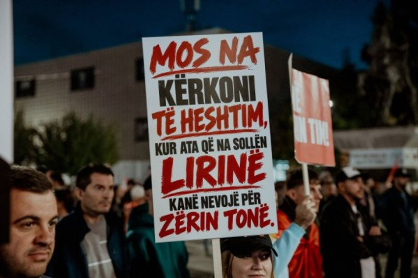 Flasin protestuesit  Do të vazhdojmë deri në miratim të ndryshimeve të Ligjit për Specialen