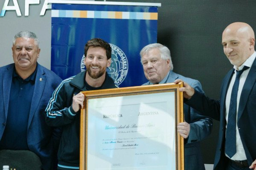 Messi bëhet  doktor   nderohet nga Universiteti i Buenos Airesit
