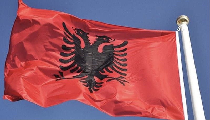 Kur flamuri kuq e zi doli nga heshtja