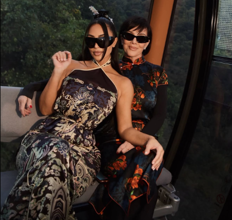 Kris Jenner ndan momente nga Muri i Madh i Kinës