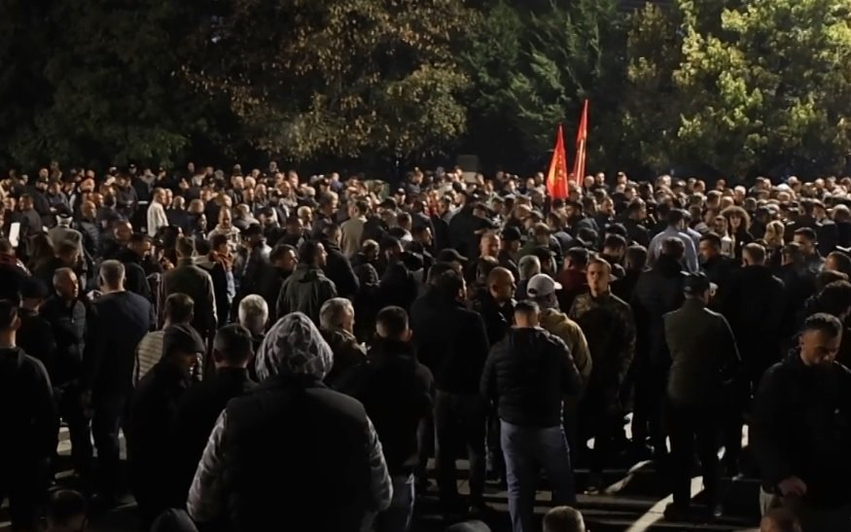 Protesta para Kuvendit  qytetarët hedhin mjete piroteknike drejt policisë