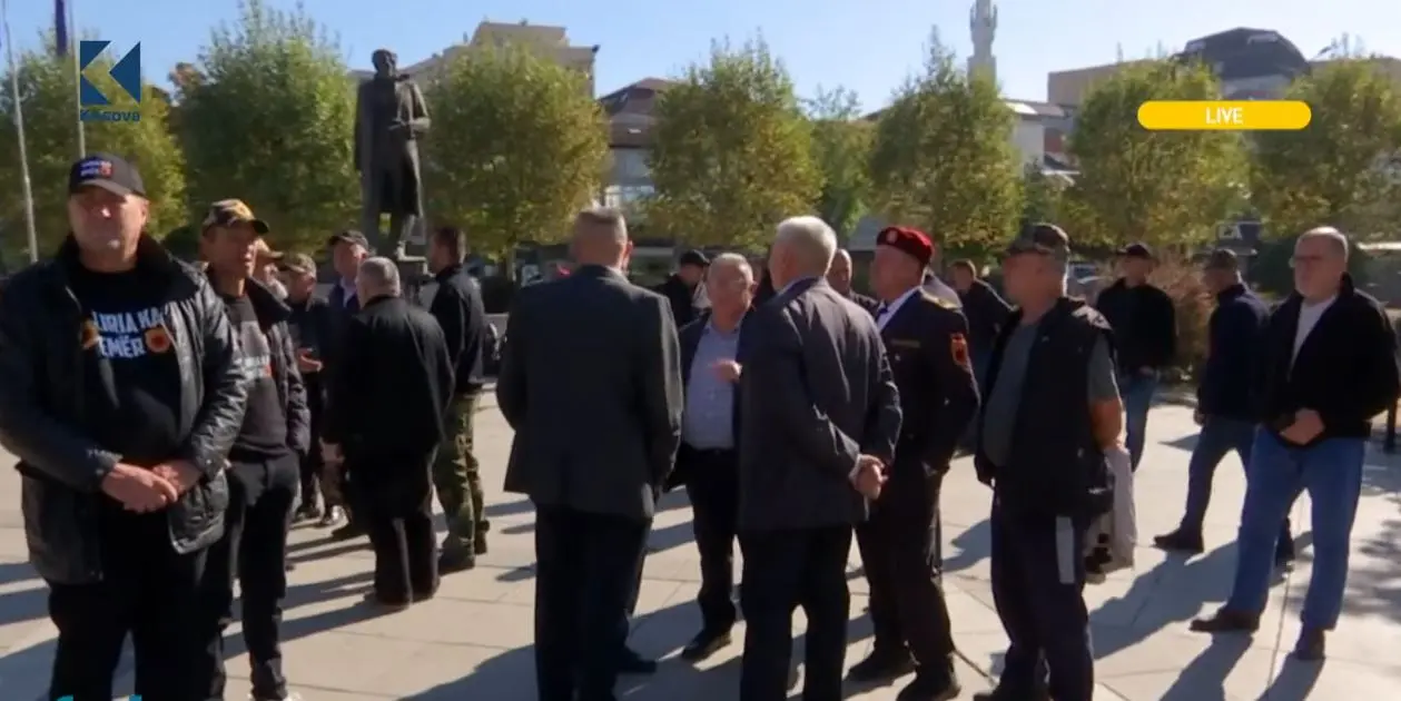 Qytetarët fillojnë të mblidhen para Kuvendit të Kosovës