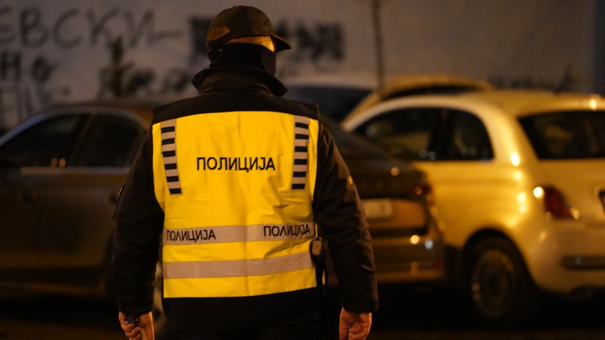 Gjendet i vdekur një person në autostradë, polici në kërkim të shoferit që e goditi