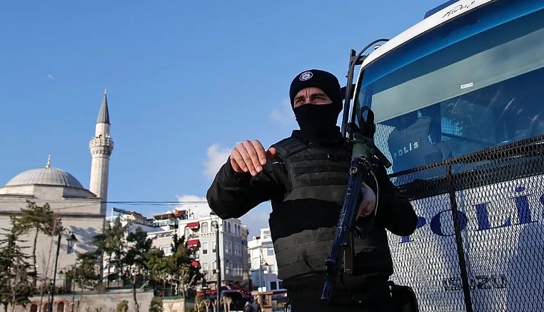 Sulm me thikë në një shkollë në Stamboll! Një nxënës i vrarë dhe tetë të plagosur